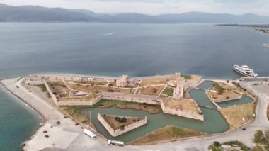 Yunanistan 'daki Rio-Antirio köprüsünün Charilaos Trikoupis hava manzarası