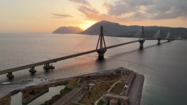 Yunanistan 'daki Rio-Antirio köprüsünün Charilaos Trikoupis hava manzarası