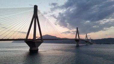 Yunanistan 'daki Rio-Antirio köprüsünün Charilaos Trikoupis hava manzarası