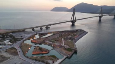 Yunanistan 'daki Rio-Antirio köprüsünün Charilaos Trikoupis hava manzarası