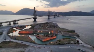 Yunanistan 'daki Rio-Antirio köprüsünün Charilaos Trikoupis hava manzarası