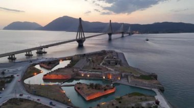 Yunanistan 'daki Rio-Antirio köprüsünün Charilaos Trikoupis hava manzarası