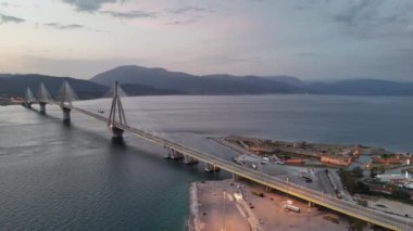 Yunanistan 'daki Rio-Antirio köprüsünün Charilaos Trikoupis hava manzarası