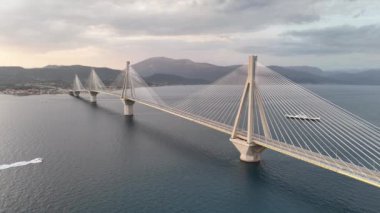 Yunanistan 'daki Rio-Antirio köprüsünün Charilaos Trikoupis hava manzarası