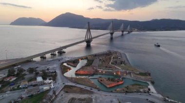 Yunanistan 'daki Rio-Antirio köprüsünün Charilaos Trikoupis hava manzarası