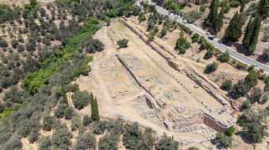 Delphi, Phocis / Yunanistan. Delphi Antik Tiyatrosu. 5.000 seyirci kapasiteli tiyatro Apollo 'nun sığınağında yer almaktadır. Güneşli bir günde bulutlu bir gökyüzü ile panoramik manzara