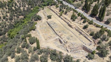 Delphi, Phocis / Yunanistan. Delphi Antik Tiyatrosu. 5.000 seyirci kapasiteli tiyatro Apollo 'nun sığınağında yer almaktadır. Güneşli bir günde bulutlu bir gökyüzü ile panoramik manzara