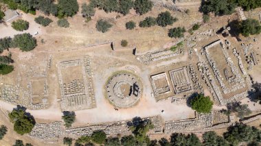 Delphi, Phocis / Yunanistan. Delphi Antik Tiyatrosu. 5.000 seyirci kapasiteli tiyatro Apollo 'nun sığınağında yer almaktadır. Güneşli bir günde bulutlu bir gökyüzü ile panoramik manzara