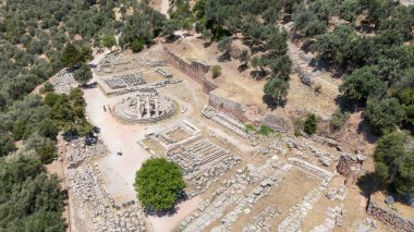 Delphi, Phocis / Yunanistan. Delphi Antik Tiyatrosu. 5.000 seyirci kapasiteli tiyatro Apollo 'nun sığınağında yer almaktadır. Güneşli bir günde bulutlu bir gökyüzü ile panoramik manzara