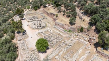 Delphi, Phocis / Yunanistan. Delphi Antik Tiyatrosu. 5.000 seyirci kapasiteli tiyatro Apollo 'nun sığınağında yer almaktadır. Güneşli bir günde bulutlu bir gökyüzü ile panoramik manzara