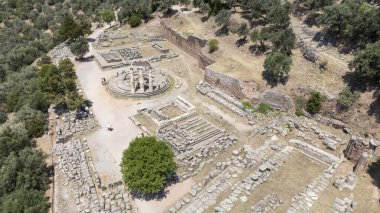 Delphi, Phocis / Yunanistan. Delphi Antik Tiyatrosu. 5.000 seyirci kapasiteli tiyatro Apollo 'nun sığınağında yer almaktadır. Güneşli bir günde bulutlu bir gökyüzü ile panoramik manzara