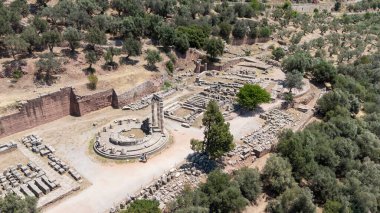 Delphi, Phocis / Yunanistan. Delphi Antik Tiyatrosu. 5.000 seyirci kapasiteli tiyatro Apollo 'nun sığınağında yer almaktadır. Güneşli bir günde bulutlu bir gökyüzü ile panoramik manzara