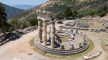 Delphi, Phocis / Yunanistan. Delphi Antik Tiyatrosu. 5.000 seyirci kapasiteli tiyatro Apollo 'nun sığınağında yer almaktadır. Güneşli bir günde bulutlu bir gökyüzü ile panoramik manzara