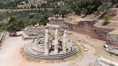 Delphi, Phocis / Yunanistan. Delphi Antik Tiyatrosu. 5.000 seyirci kapasiteli tiyatro Apollo 'nun sığınağında yer almaktadır. Güneşli bir günde bulutlu bir gökyüzü ile panoramik manzara