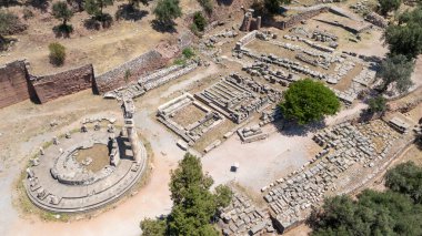 Delphi, Phocis / Yunanistan. Delphi Antik Tiyatrosu. 5.000 seyirci kapasiteli tiyatro Apollo 'nun sığınağında yer almaktadır. Güneşli bir günde bulutlu bir gökyüzü ile panoramik manzara