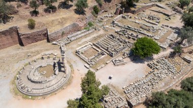 Delphi, Phocis / Yunanistan. Delphi Antik Tiyatrosu. 5.000 seyirci kapasiteli tiyatro Apollo 'nun sığınağında yer almaktadır. Güneşli bir günde bulutlu bir gökyüzü ile panoramik manzara