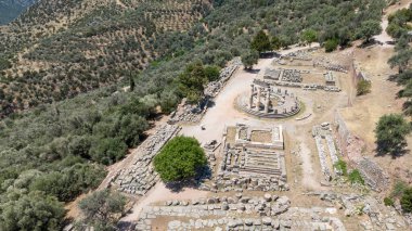 Delphi, Phocis / Yunanistan. Delphi Antik Tiyatrosu. 5.000 seyirci kapasiteli tiyatro Apollo 'nun sığınağında yer almaktadır. Güneşli bir günde bulutlu bir gökyüzü ile panoramik manzara