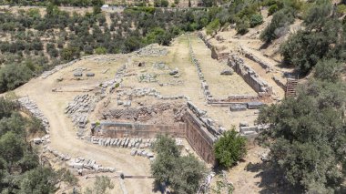 Delphi, Phocis / Yunanistan. Delphi Antik Tiyatrosu. 5.000 seyirci kapasiteli tiyatro Apollo 'nun sığınağında yer almaktadır. Güneşli bir günde bulutlu bir gökyüzü ile panoramik manzara