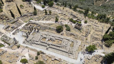 Delphi, Phocis / Yunanistan. Delphi Antik Tiyatrosu. 5.000 seyirci kapasiteli tiyatro Apollo 'nun sığınağında yer almaktadır. Güneşli bir günde bulutlu bir gökyüzü ile panoramik manzara