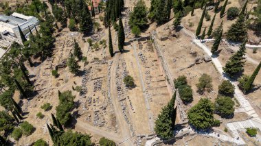 Delphi, Phocis / Yunanistan. Delphi Antik Tiyatrosu. 5.000 seyirci kapasiteli tiyatro Apollo 'nun sığınağında yer almaktadır. Güneşli bir günde bulutlu bir gökyüzü ile panoramik manzara