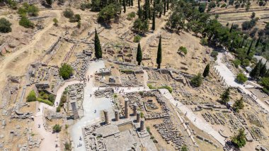 Delphi, Phocis / Yunanistan. Delphi Antik Tiyatrosu. 5.000 seyirci kapasiteli tiyatro Apollo 'nun sığınağında yer almaktadır. Güneşli bir günde bulutlu bir gökyüzü ile panoramik manzara