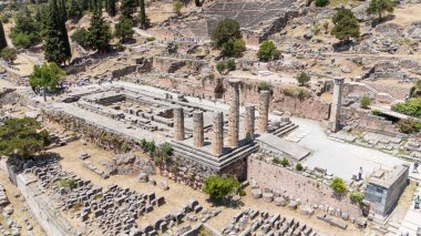 Delphi, Phocis / Yunanistan. Delphi Antik Tiyatrosu. 5.000 seyirci kapasiteli tiyatro Apollo 'nun sığınağında yer almaktadır. Güneşli bir günde bulutlu bir gökyüzü ile panoramik manzara