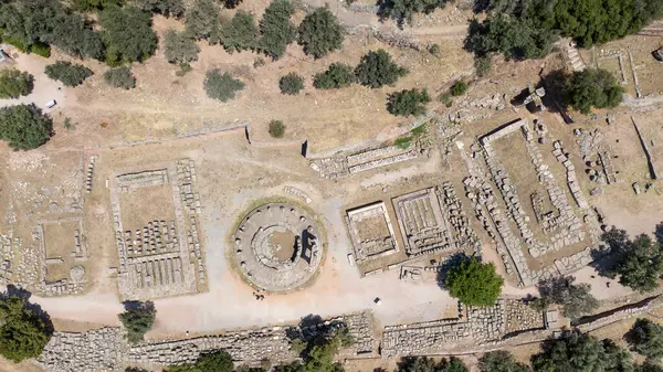 Delphi, Phocis / Yunanistan. Delphi Antik Tiyatrosu. 5.000 seyirci kapasiteli tiyatro Apollo 'nun sığınağında yer almaktadır. Güneşli bir günde bulutlu bir gökyüzü ile panoramik manzara