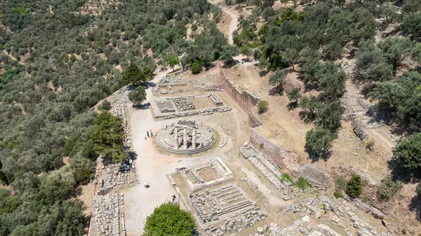Delphi, Phocis / Yunanistan. Delphi Antik Tiyatrosu. 5.000 seyirci kapasiteli tiyatro Apollo 'nun sığınağında yer almaktadır. Güneşli bir günde bulutlu bir gökyüzü ile panoramik manzara