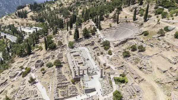 Delphi, Phocis / Yunanistan. Delphi Antik Tiyatrosu. 5.000 seyirci kapasiteli tiyatro Apollo 'nun sığınağında yer almaktadır. Güneşli bir günde bulutlu bir gökyüzü ile panoramik manzara