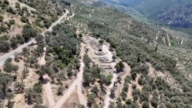 Delphi, Phocis / Yunanistan. Delphi Antik Tiyatrosu. 5.000 seyirci kapasiteli tiyatro Apollo 'nun sığınağında yer almaktadır. Güneşli bir günde bulutlu bir gökyüzü ile panoramik manzara