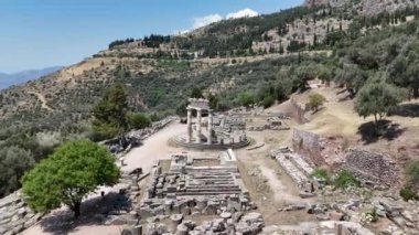 Delphi, Phocis / Yunanistan. Delphi Antik Tiyatrosu. 5.000 seyirci kapasiteli tiyatro Apollo 'nun sığınağında yer almaktadır. Güneşli bir günde bulutlu bir gökyüzü ile panoramik manzara