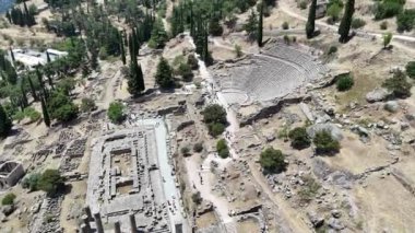 Delphi, Phocis / Yunanistan. Delphi Antik Tiyatrosu. 5.000 seyirci kapasiteli tiyatro Apollo 'nun sığınağında yer almaktadır. Güneşli bir günde bulutlu bir gökyüzü ile panoramik manzara