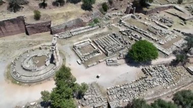 Delphi, Phocis / Yunanistan. Delphi Antik Tiyatrosu. 5.000 seyirci kapasiteli tiyatro Apollo 'nun sığınağında yer almaktadır. Güneşli bir günde bulutlu bir gökyüzü ile panoramik manzara