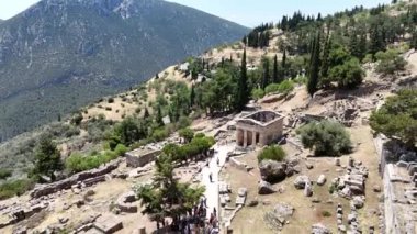 Delphi, Phocis / Yunanistan. Delphi Antik Tiyatrosu. 5.000 seyirci kapasiteli tiyatro Apollo 'nun sığınağında yer almaktadır. Güneşli bir günde bulutlu bir gökyüzü ile panoramik manzara