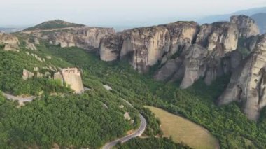Meteora, Kalabaka, Yunanistan. Kurtarıcının Dönüşümü Manastırı. Meteora - kayalar, 600 metreye kadar. UNESCO listesinde yer alan 6 aktif Rum Ortodoks manastırı bulunuyor: Aerial View