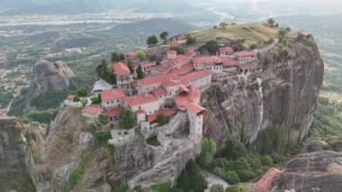 Meteora, Kalabaka, Yunanistan. Kurtarıcının Dönüşümü Manastırı. Meteora - kayalar, 600 metreye kadar. UNESCO listesinde yer alan 6 aktif Rum Ortodoks manastırı bulunuyor: Aerial View