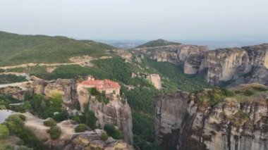 Meteora, Kalabaka, Yunanistan. Kurtarıcının Dönüşümü Manastırı. Meteora - kayalar, 600 metreye kadar. UNESCO listesinde yer alan 6 aktif Rum Ortodoks manastırı bulunuyor: Aerial View