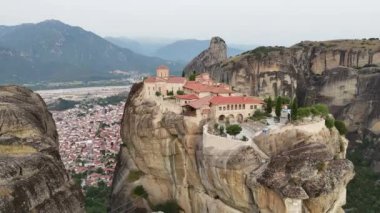 Meteora, Kalabaka, Yunanistan. Kurtarıcının Dönüşümü Manastırı. Meteora - kayalar, 600 metreye kadar. UNESCO listesinde yer alan 6 aktif Rum Ortodoks manastırı bulunuyor: Aerial View