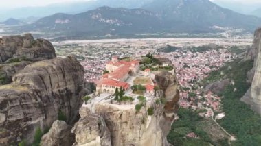 Meteora, Kalabaka, Yunanistan. Kurtarıcının Dönüşümü Manastırı. Meteora - kayalar, 600 metreye kadar. UNESCO listesinde yer alan 6 aktif Rum Ortodoks manastırı bulunuyor: Aerial View
