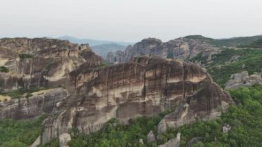 Meteora, Kalabaka, Yunanistan. Kurtarıcının Dönüşümü Manastırı. Meteora - kayalar, 600 metreye kadar. UNESCO listesinde yer alan 6 aktif Rum Ortodoks manastırı bulunuyor: Aerial View