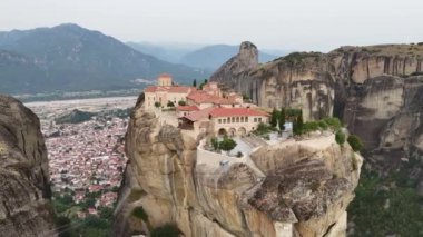 Meteora, Kalabaka, Yunanistan. Kurtarıcının Dönüşümü Manastırı. Meteora - kayalar, 600 metreye kadar. UNESCO listesinde yer alan 6 aktif Rum Ortodoks manastırı bulunuyor: Aerial View