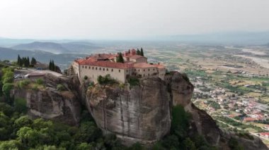 Meteora, Kalabaka, Yunanistan. Kurtarıcının Dönüşümü Manastırı. Meteora - kayalar, 600 metreye kadar. UNESCO listesinde yer alan 6 aktif Rum Ortodoks manastırı bulunuyor: Aerial View