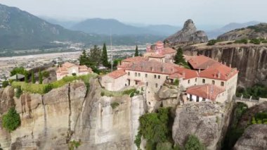 Meteora, Kalabaka, Yunanistan. Kurtarıcının Dönüşümü Manastırı. Meteora - kayalar, 600 metreye kadar. UNESCO listesinde yer alan 6 aktif Rum Ortodoks manastırı bulunuyor: Aerial View
