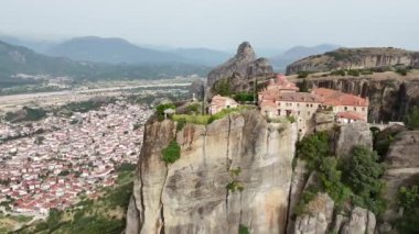 Meteora, Kalabaka, Yunanistan. Kurtarıcının Dönüşümü Manastırı. Meteora - kayalar, 600 metreye kadar. UNESCO listesinde yer alan 6 aktif Rum Ortodoks manastırı bulunuyor: Aerial View