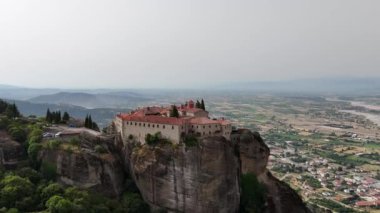 Meteora, Kalabaka, Yunanistan. Kurtarıcının Dönüşümü Manastırı. Meteora - kayalar, 600 metreye kadar. UNESCO listesinde yer alan 6 aktif Rum Ortodoks manastırı bulunuyor: Aerial View
