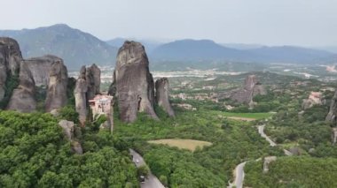 Meteora, Kalabaka, Yunanistan. Kurtarıcının Dönüşümü Manastırı. Meteora - kayalar, 600 metreye kadar. UNESCO listesinde yer alan 6 aktif Rum Ortodoks manastırı bulunuyor: Aerial View