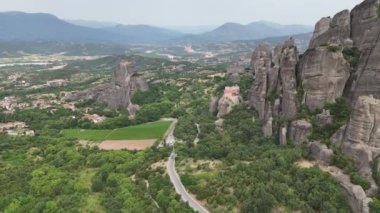 Meteora, Kalabaka, Yunanistan. Kurtarıcının Dönüşümü Manastırı. Meteora - kayalar, 600 metreye kadar. UNESCO listesinde yer alan 6 aktif Rum Ortodoks manastırı bulunuyor: Aerial View