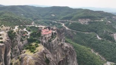 Meteora, Kalabaka, Yunanistan. Kurtarıcının Dönüşümü Manastırı. Meteora - kayalar, 600 metreye kadar. UNESCO listesinde yer alan 6 aktif Rum Ortodoks manastırı bulunuyor: Aerial View