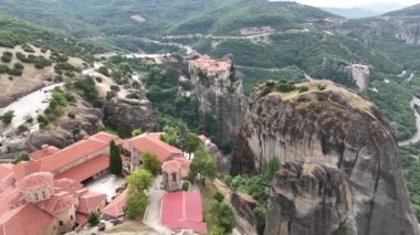 Meteora, Kalabaka, Yunanistan. Kurtarıcının Dönüşümü Manastırı. Meteora - kayalar, 600 metreye kadar. UNESCO listesinde yer alan 6 aktif Rum Ortodoks manastırı bulunuyor: Aerial View
