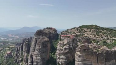 Meteora, Kalabaka, Yunanistan. Kurtarıcının Dönüşümü Manastırı. Meteora - kayalar, 600 metreye kadar. UNESCO listesinde yer alan 6 aktif Rum Ortodoks manastırı bulunuyor: Aerial View